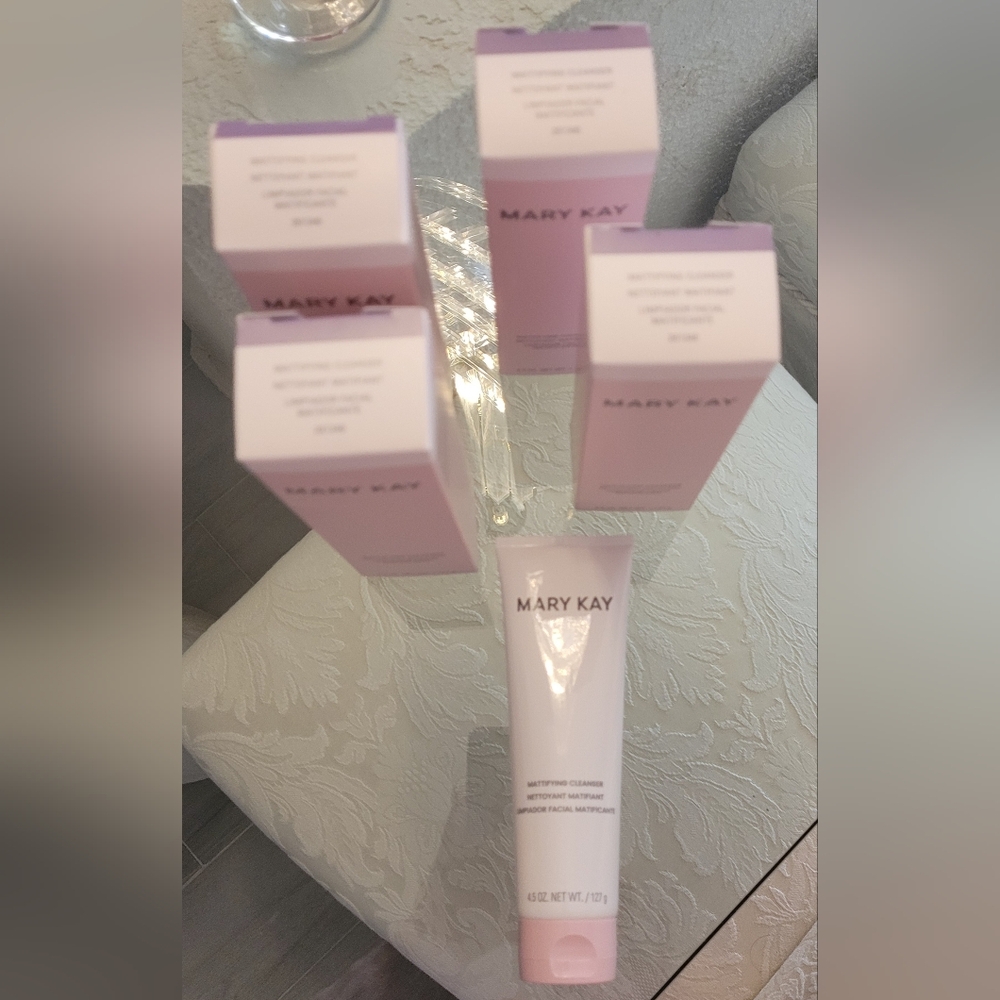 NIB MARY KAY MATTIFYING CLEANSER.  4.5 OZ. COMBINATION TO OILY SKIN. SRP 20.00